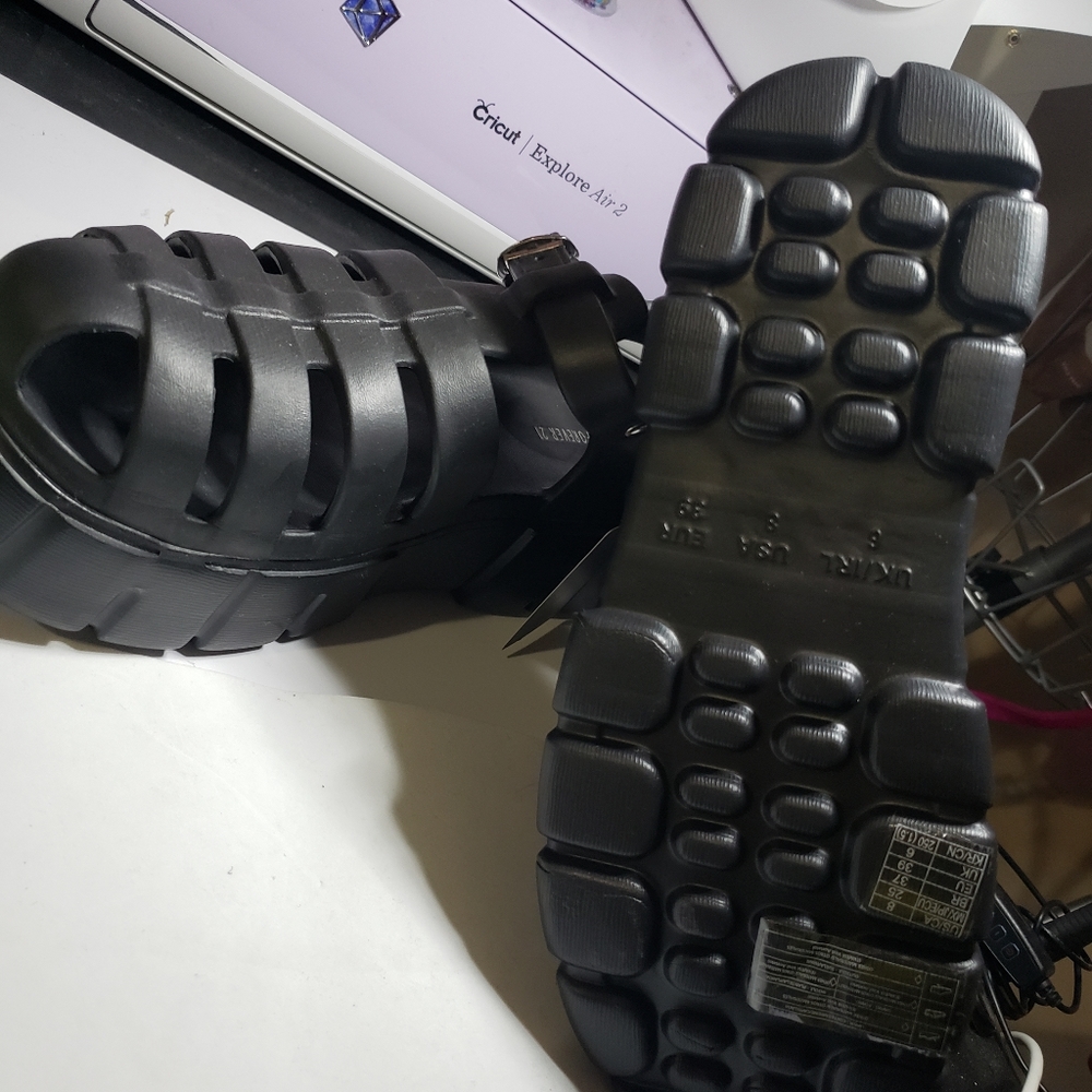 Nwt F21 Platform Sandals - image 3